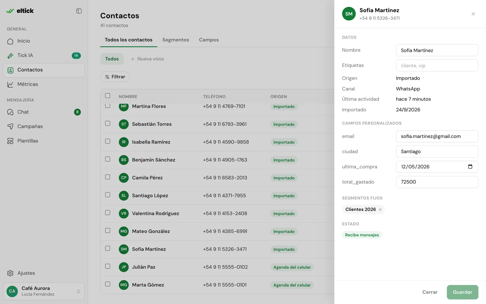 Ficha de contacto con datos, campos personalizados y segmentos fijos